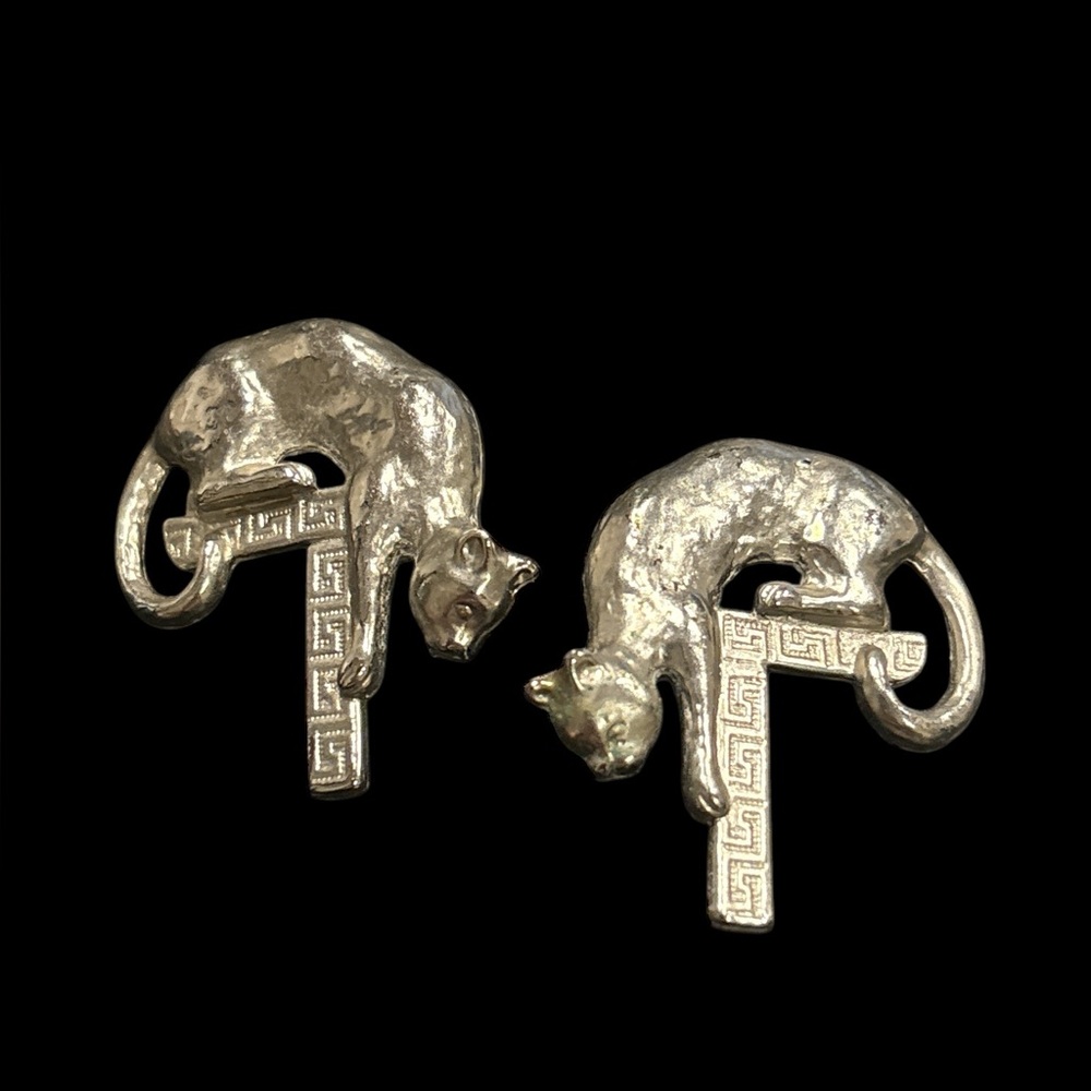 Silver tone Twin Cats Leaning over the ledge of Greek Key etched shelves. JB1